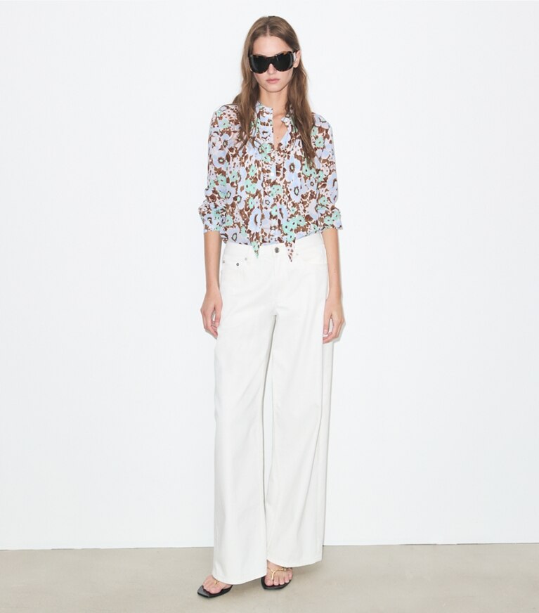 Tory Burch diseñador tops Blusa estampada de viscosa con lazo en Blue Floral adicional en modelo