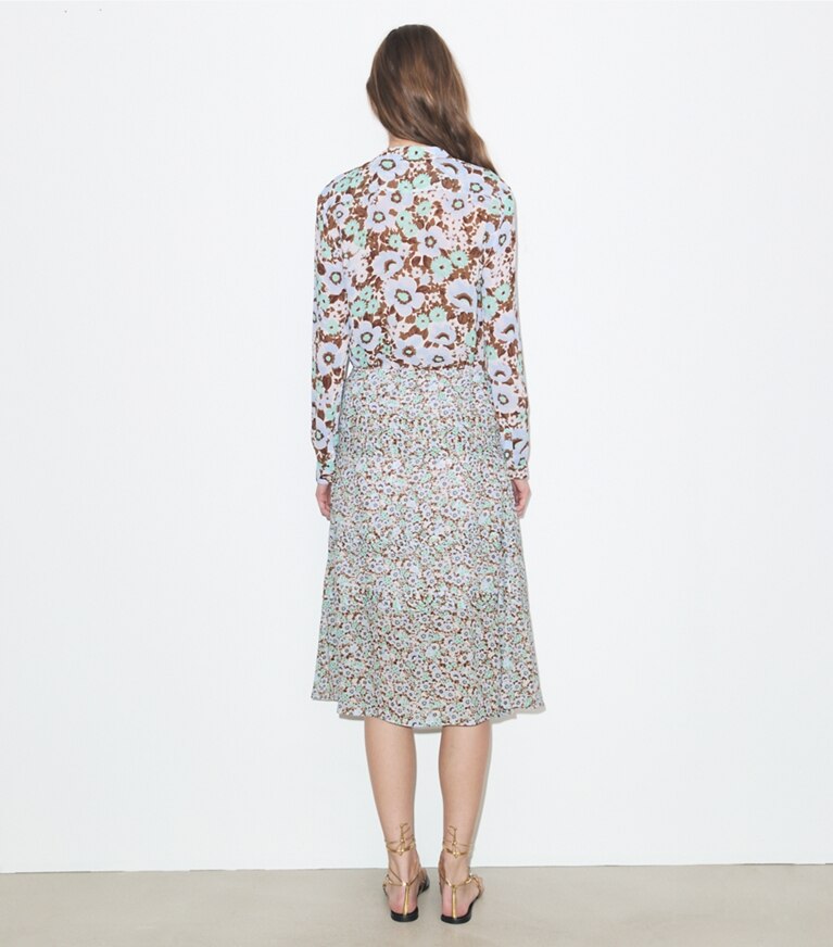 Tory Burch diseñador tops Blusa estampada de viscosa con lazo en Blue Floral parte posterior en modelo