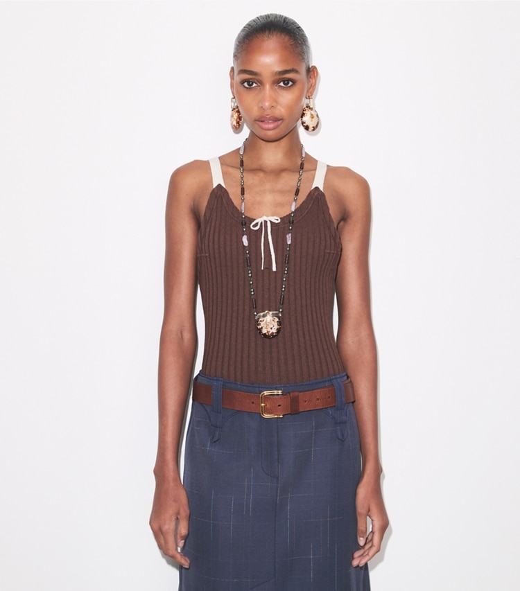 Tory Burch designer sweaters Body côtelé à blocs de couleurs dans Chocolate détail sur modèle