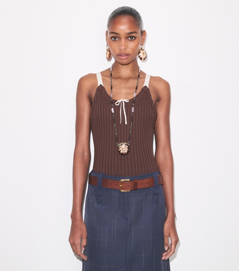 Tory Burch designer sweaters Body côtelé à blocs de couleurs dans Chocolate détail sur modèle