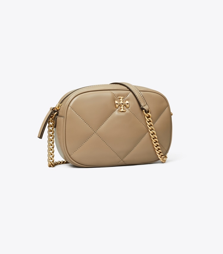 Tory Burch diseñador bolsos bandolera Bolsa para cámara acolchada con forma de rombos Kira en Taupe Oak ángulo