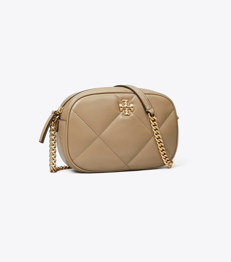 Tory Burch diseñador bolsos bandolera Bolsa para cámara acolchada con forma de rombos Kira en Taupe Oak ángulo
