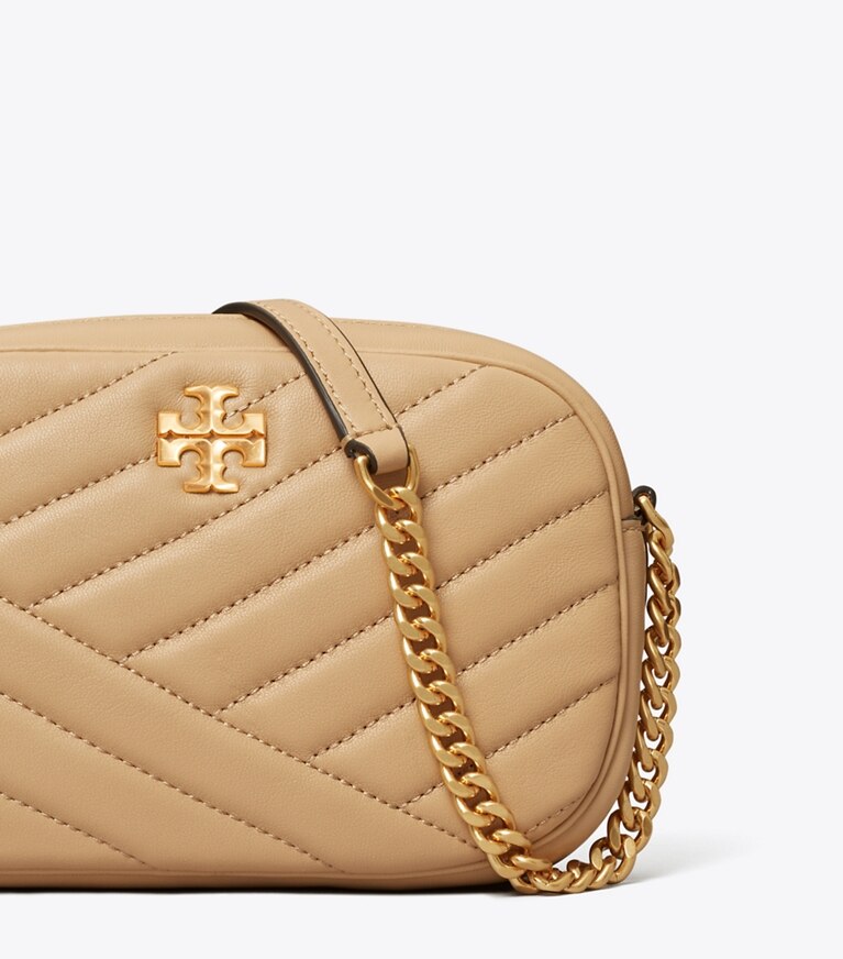 Tory Burch diseñador bolsos bandolera Bolsa para cámara Kira Chevron en Desert Dune detalle