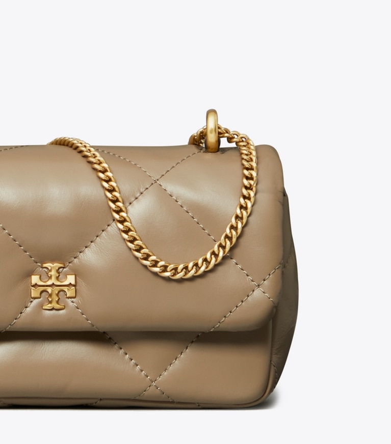 Tory Burch diseñador bolsos bandolera Bolso acolchado de diamantes con solapa Mini Kira en Taupe Oak detalle