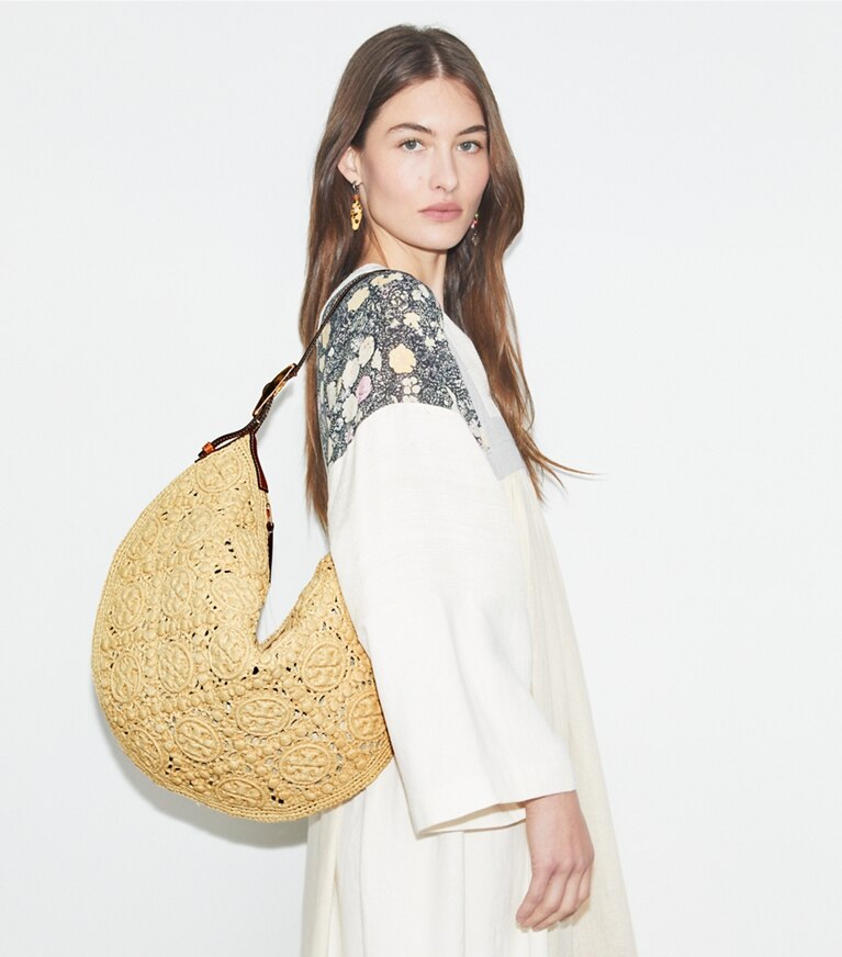 Tory Burch diseñador bolsos hobo Bolso Balloon de rafia con monograma T en Natural accesorio en modelo