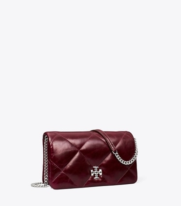 Tory Burch diseñador bolsos bandolera Bolso bandolera acolchado en patrón de rombos con efecto desgastado Kira en Dark Carmine ángulo