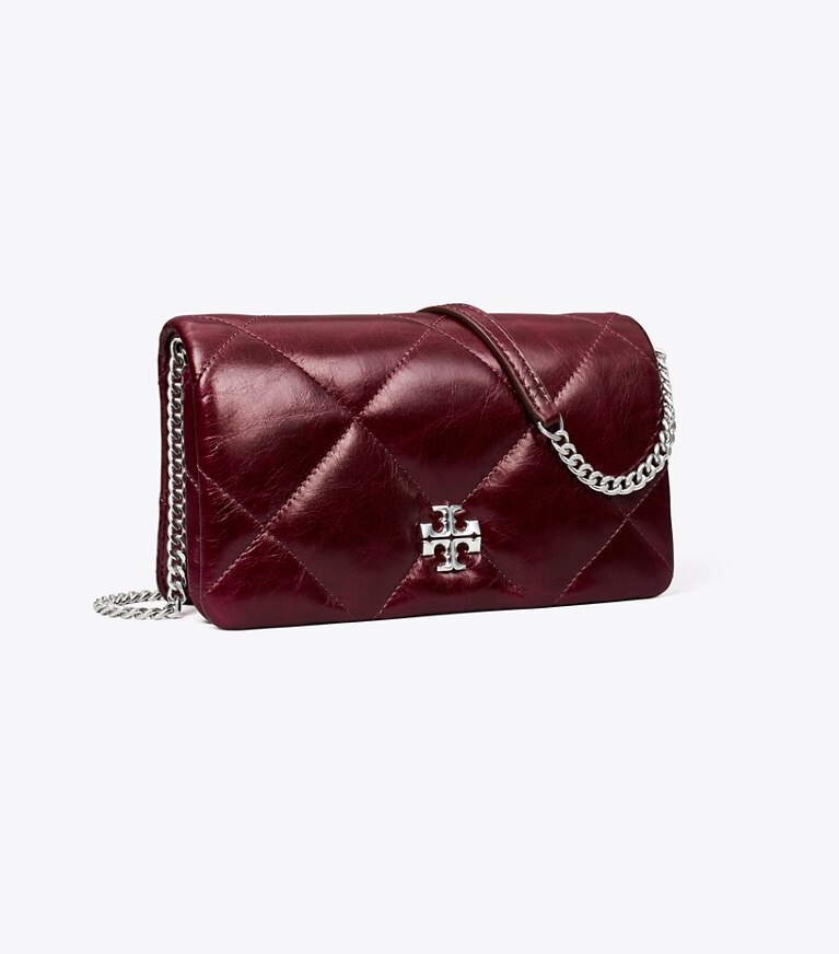 Tory Burch diseñador bolsos bandolera Bolso bandolera acolchado en patrón de rombos con efecto desgastado Kira en Dark Carmine ángulo