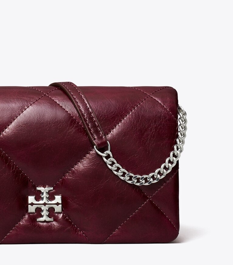 Tory Burch diseñador bolsos bandolera Bolso bandolera acolchado en patrón de rombos con efecto desgastado Kira en Dark Carmine detalle
