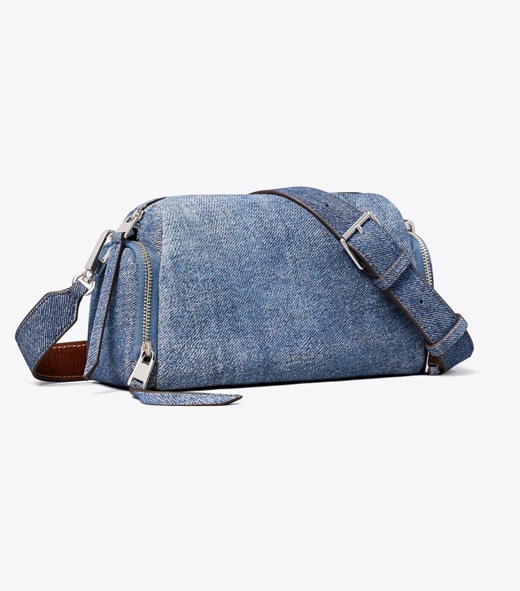 Tory Burch diseñador bolsos bandolera Bolso bandolera Perry Voyager de gamuza con estampado de denim en Blue Jean ángulo