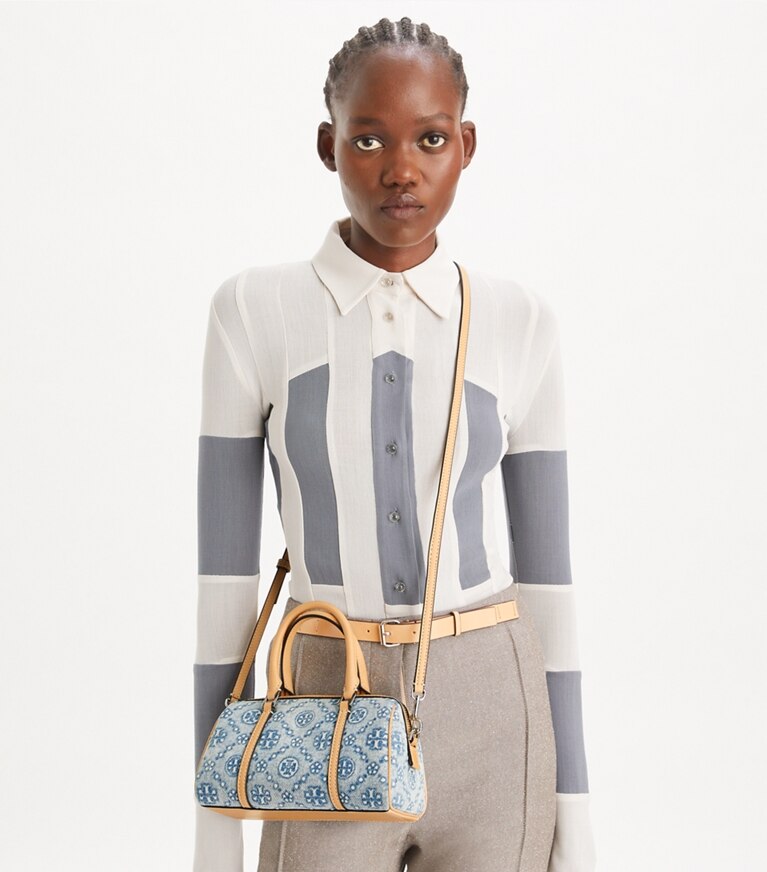 Tory Burch diseñador bolsos bandolera Bolso barril pequeño de denim con monograma de T en Powder Blue accesorio en el modelo