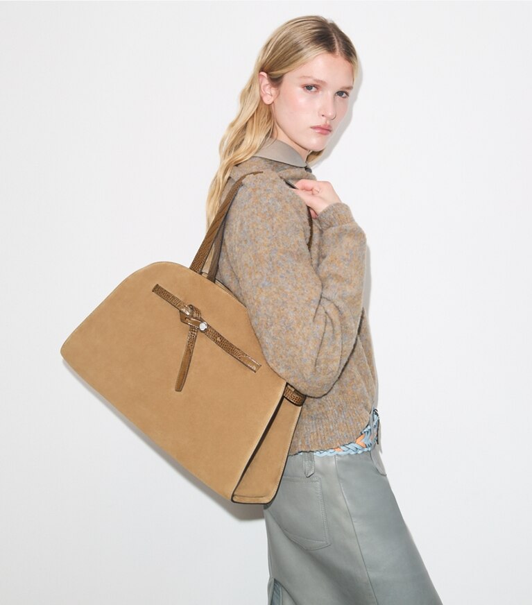 Tory Burch diseñador bolsos satchel Bolso Bauletto grande de gamuza Romy en Stone accesorio en modelo