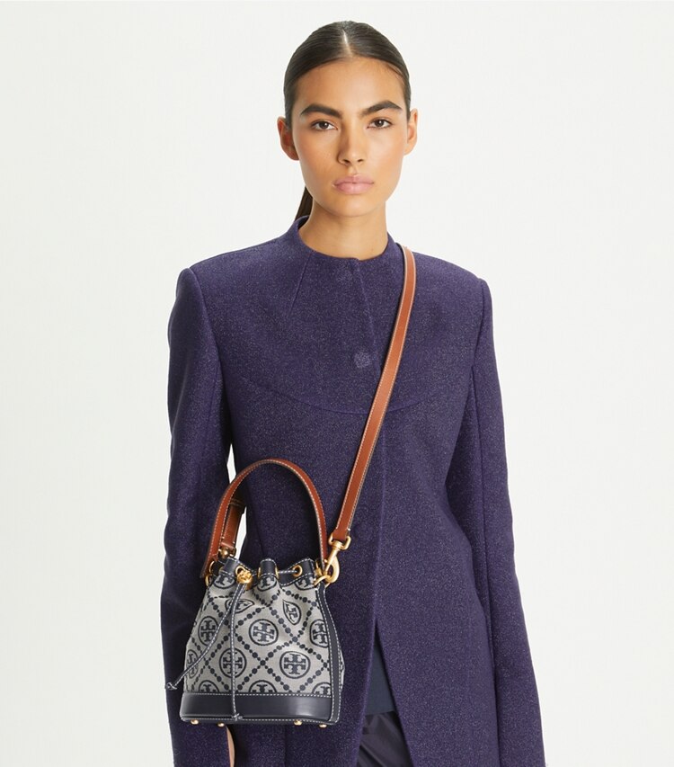 Tory Burch diseñador bolsos bandolera Bolso bucket con monograma de T en Tory Navy accesorio en el modelo