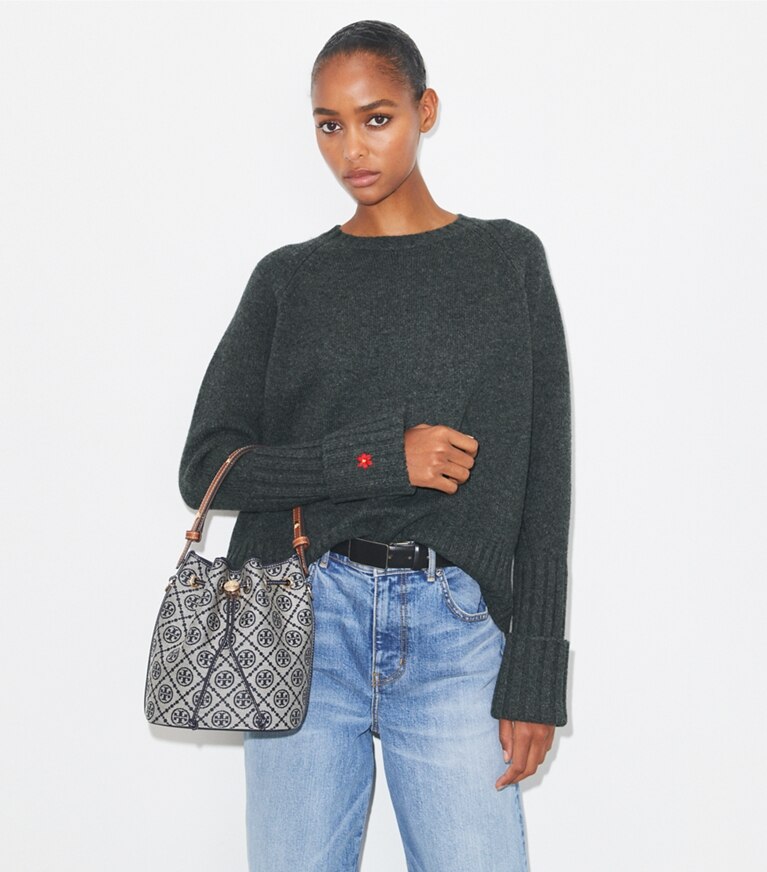 Tory Burch diseñador bolsos bandolera Bolso bucket con monograma de T en Tory Navy adicional en el modelo