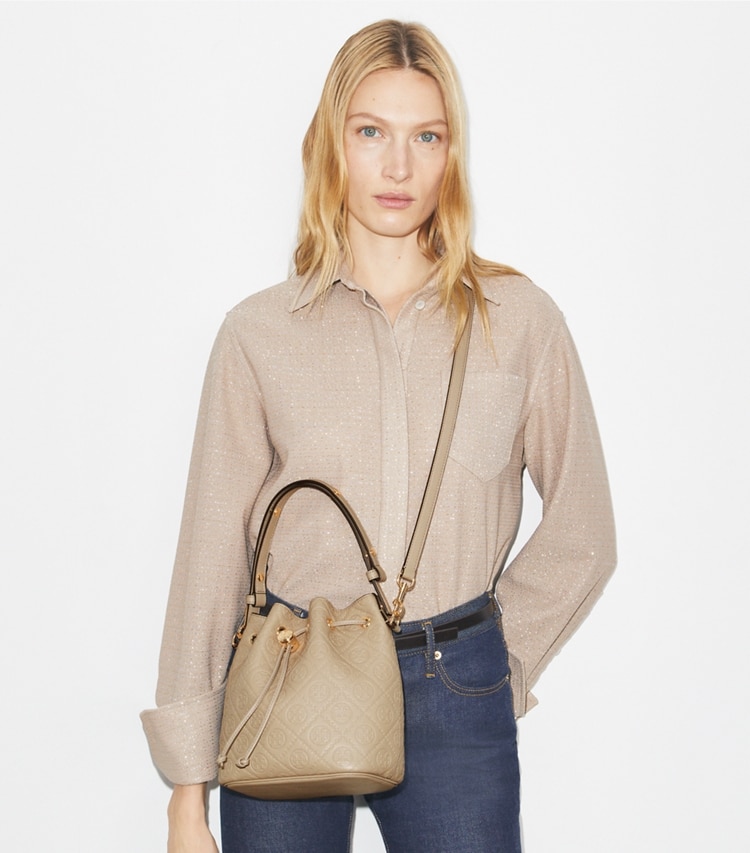 Tory Burch diseñador bolsos bandolera Bolso bucket con monograma de T granulado en Fresh Clay accesorio en el modelo