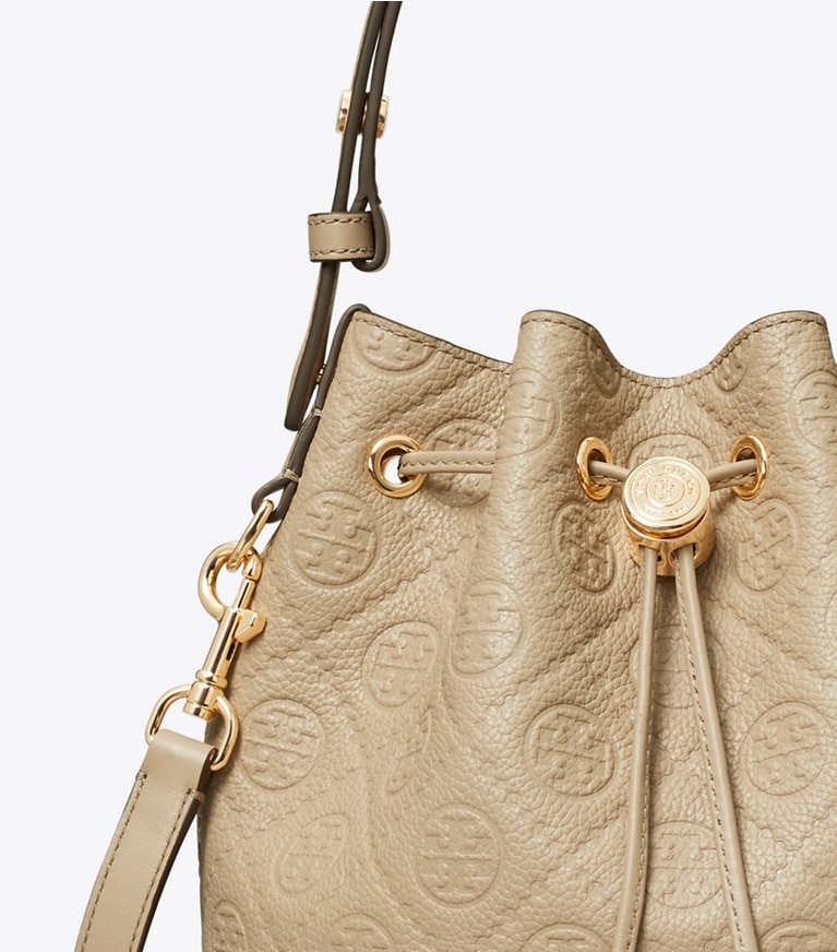 Tory Burch diseñador bolsos bandolera Bolso bucket con monograma de T granulado en Fresh Clay detalle
