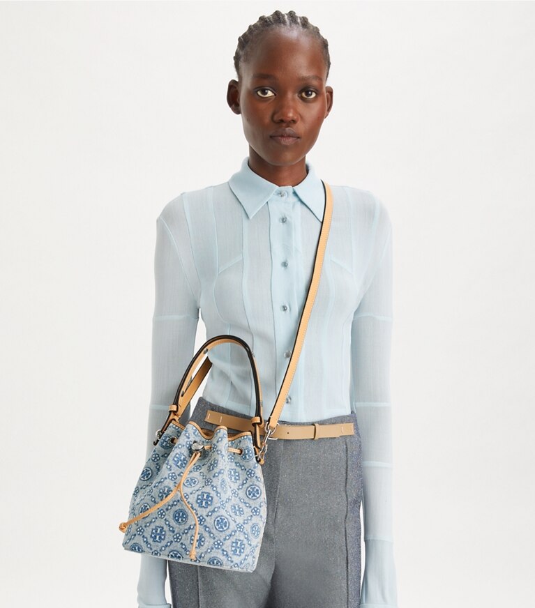 Tory Burch diseñador bolsos bandolera Bolso bucket de denim con monograma T en Powder Blue accesorio en modelo