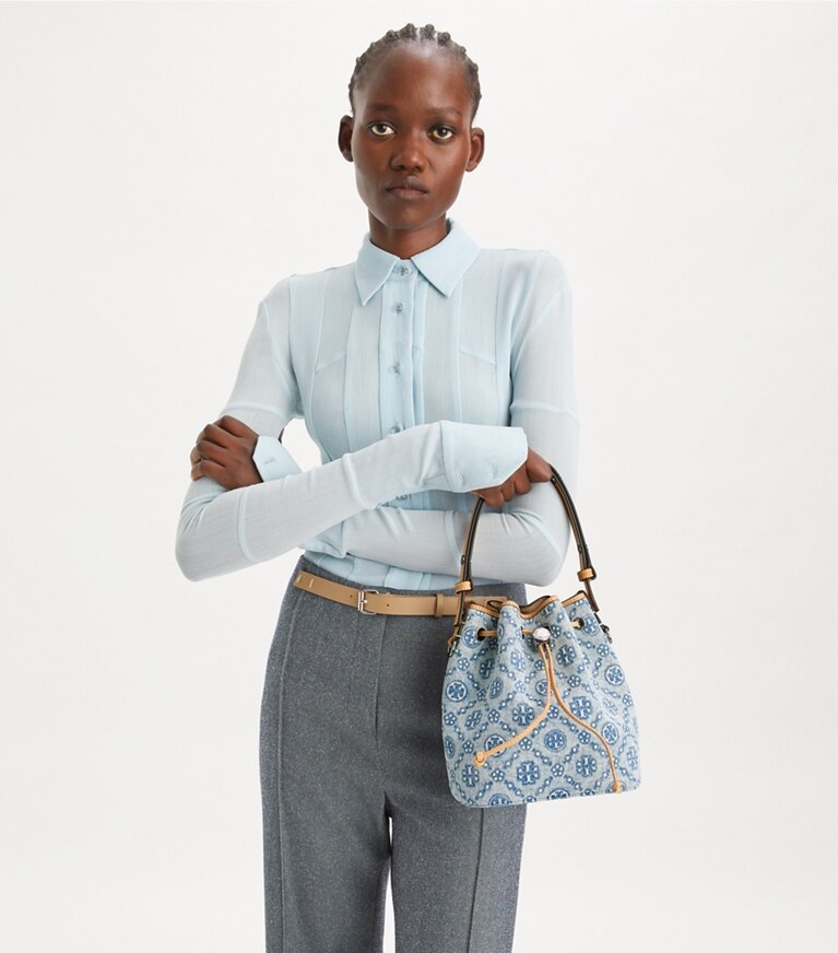 Tory Burch diseñador bolsos bandolera Bolso bucket de denim con monograma T en Powder Blue adicional en modelo