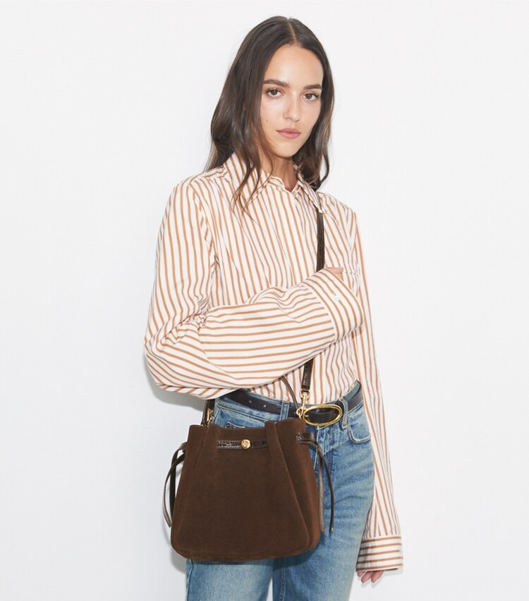 Tory Burch diseñador bolsos bandolera Bolso bucket de gamuza Romy en Dark Cocoa accesorio en modelo