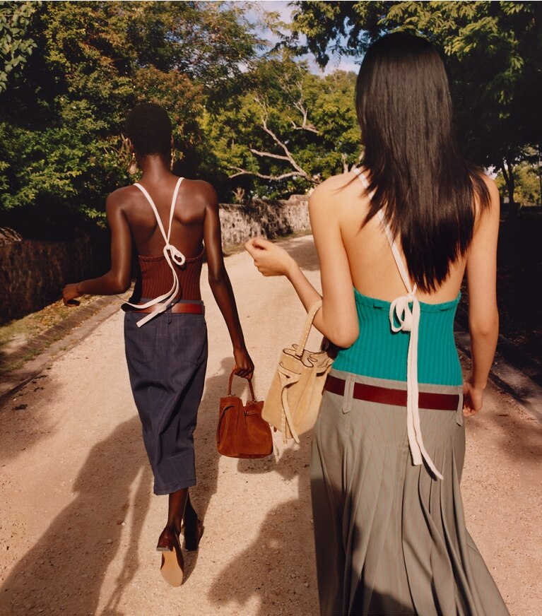 Tory Burch diseñador bolsos bandolera Bolso bucket de gamuza Romy en CARAMEL campaña