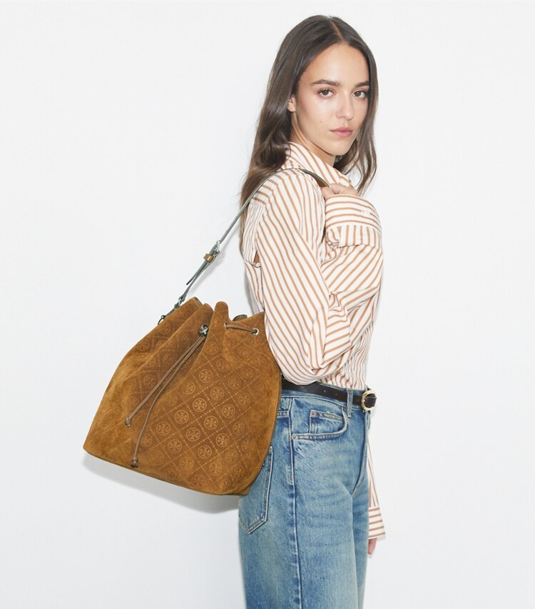Tory Burch diseñador bolsos hobo Bolso bucket extragrande de ante con monograma de T en CHICORY BROWN accesorio en el modelo