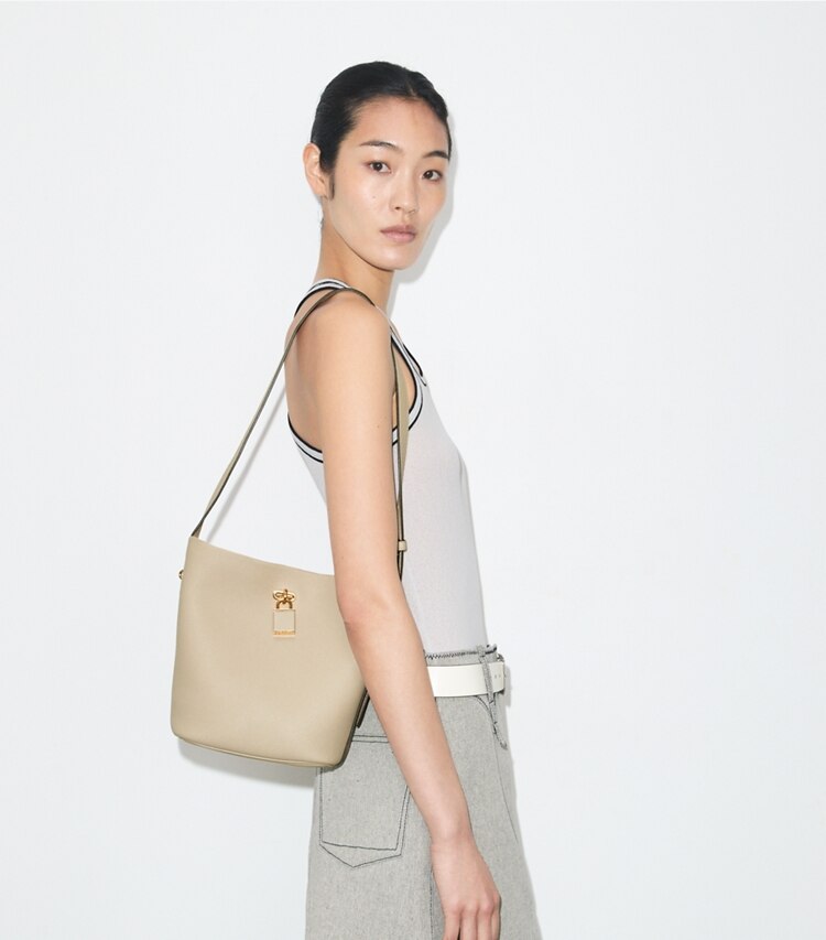 Tory Burch diseñador bolsos de hombro Bolso bucket fino mediano con cierre en Light Stone accesorio en modelo