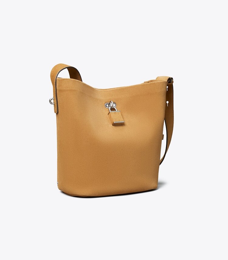 Tory Burch diseñador bolsos de hombro Bolso bucket fino mediano de gamuza con broche en Toffee ángulo