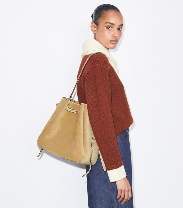 Tory Burch diseñador bolsos de hombro Bolso bucket grande Romy de gamuza con pespunte decorativo en Butter accesorio en modelo