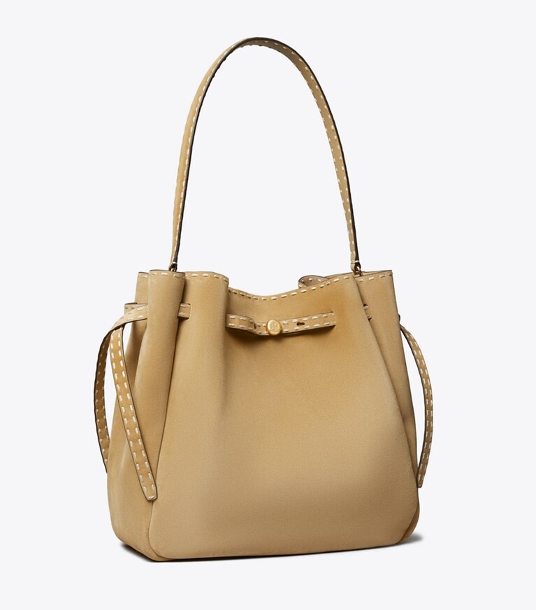 Tory Burch diseñador bolsos de hombro Bolso bucket grande Romy de gamuza con pespunte decorativo en Butter ángulo