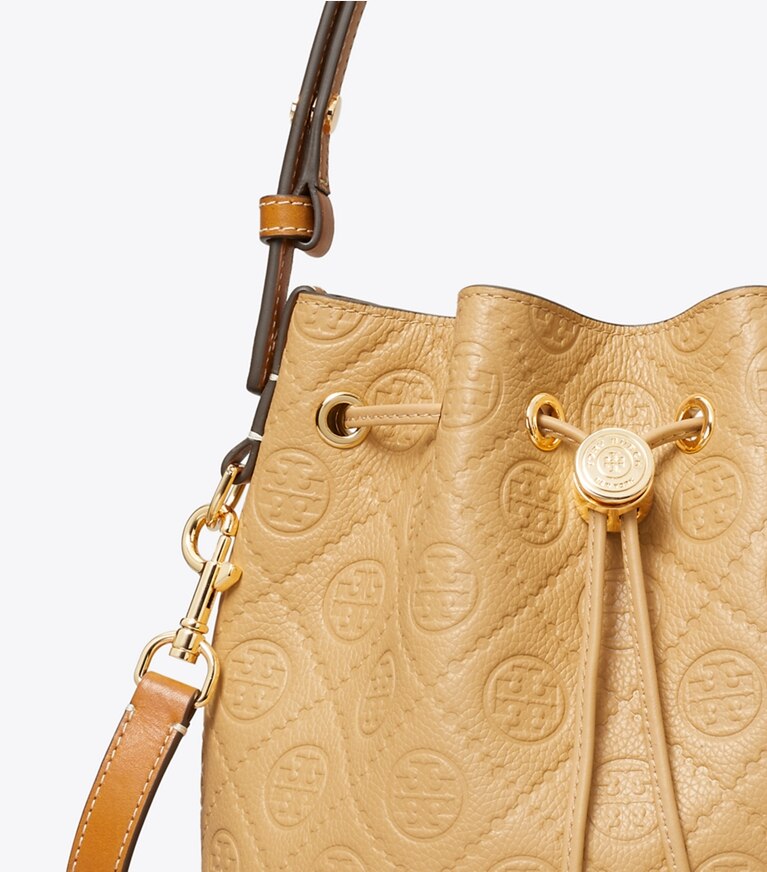 Tory Burch diseñador bolsos bandolera Bolso bucket graneado con monograma T en Biscotti detalle