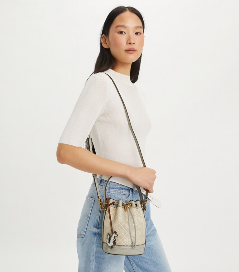 Tory Burch diseñador bolsos bandolera Bolso bucket mini con monograma en forma de T Cloud en Misty Cloud accesorio en modelo
