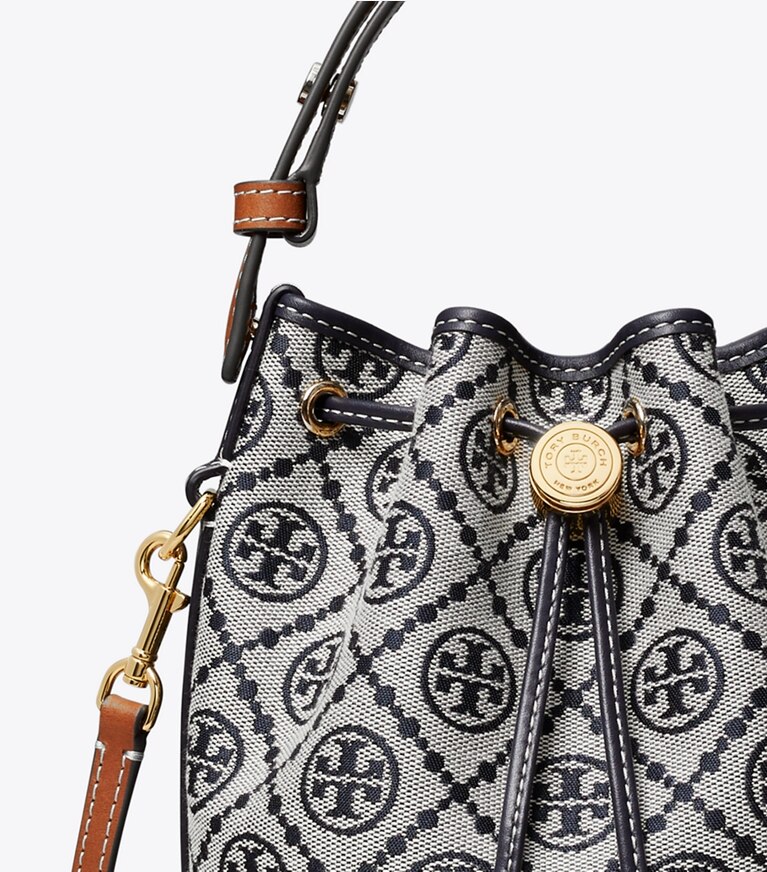 Tory Burch diseñador bolsos bandolera Bolso bucket mini con monograma en forma de T en Tory Navy detalle