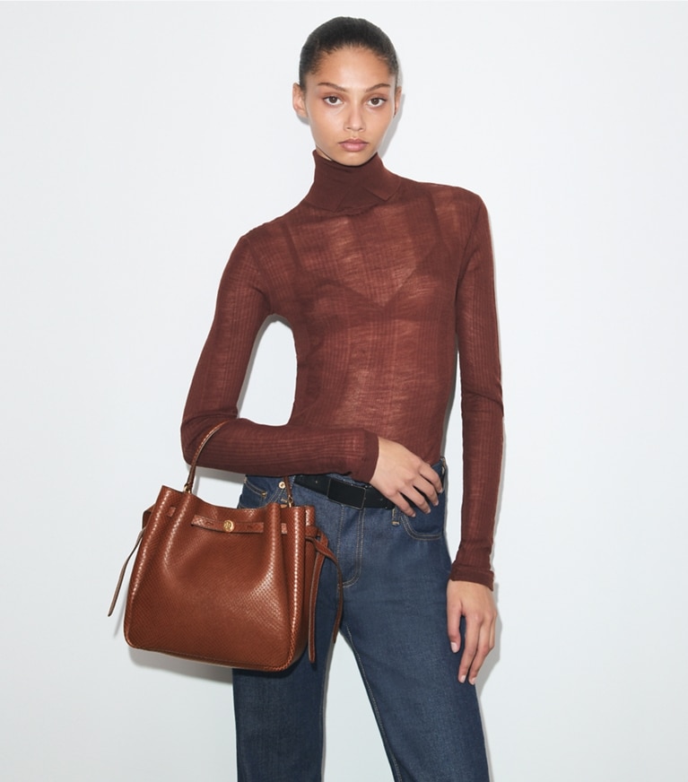 Tory Burch diseñador bolsos bandolera Bolso bucket Romy con piel grabada en relieve con efecto de serpiente en Sweet Maple accesorio en modelo