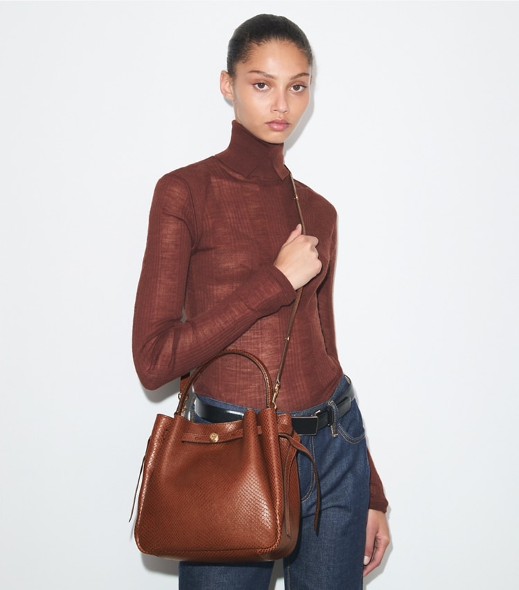 Tory Burch diseñador bolsos bandolera Bolso bucket Romy con piel grabada en relieve con efecto de serpiente en Sweet Maple adicional en modelo
