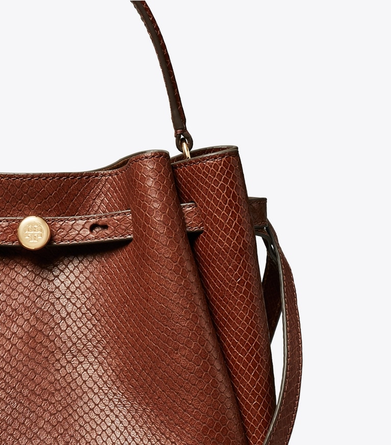 Tory Burch diseñador bolsos bandolera Bolso bucket Romy con piel grabada en relieve con efecto de serpiente en Sweet Maple detalle