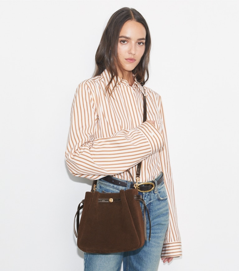 Tory Burch diseñador bolsos bandolera Bolso bucket Romy de ante en Dark Cocoa accesorio en el modelo