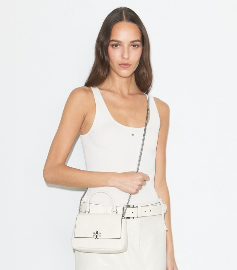 Tory Burch diseñador bolsos bandolera Bolso cruzado mini Charlie acolchado con asa superior en Light Cream accesorio en modelo