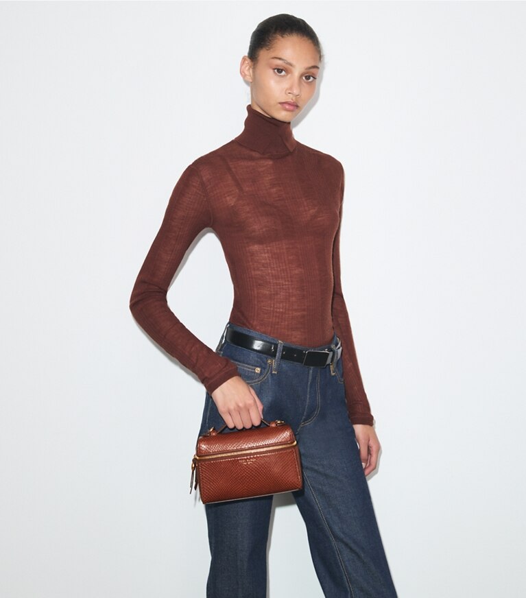 Tory Burch diseñador bolsos bandolera Bolso de asa superior delgado con piel grabada en relieve con efecto de serpiente Romy en Sweet Maple accesorio en modelo