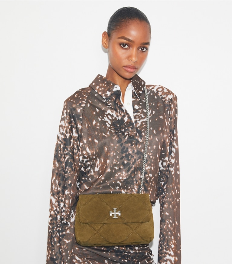 Tory Burch diseñador bolsos de hombro Bolso de hombro acolchado en patrón de rombos Kira en Deep Olive adicional en modelo