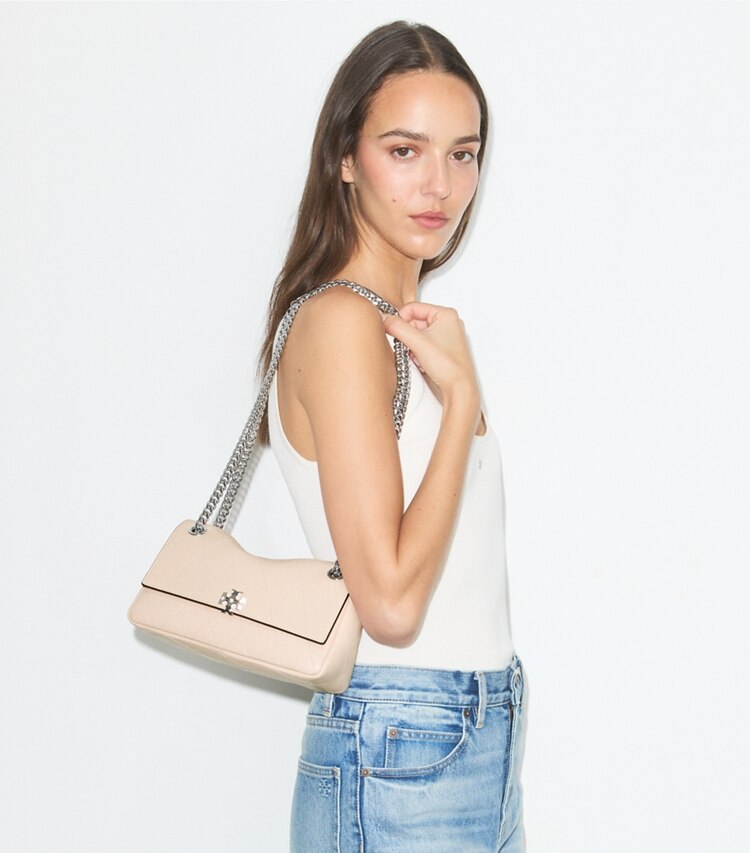 Tory Burch diseñador bolsos de hombro Bolso de hombro acolchado pequeño Charlie en Soft Pink accesorio en modelo