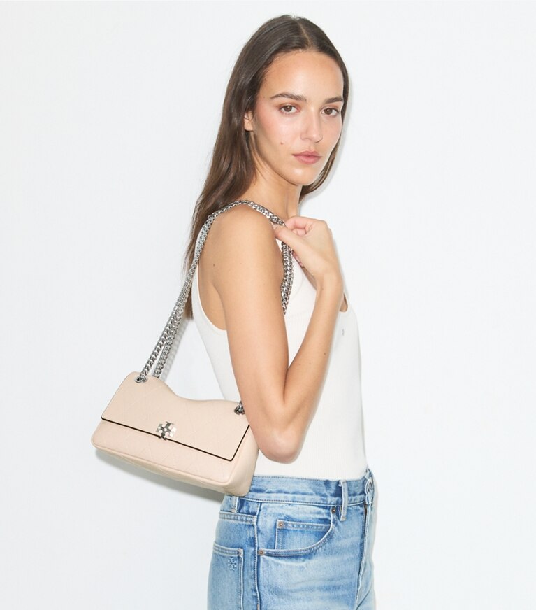 Tory Burch diseñador bolsos de hombro Bolso de hombro acolchado pequeño Charlie en Soft Pink accesorio en modelo