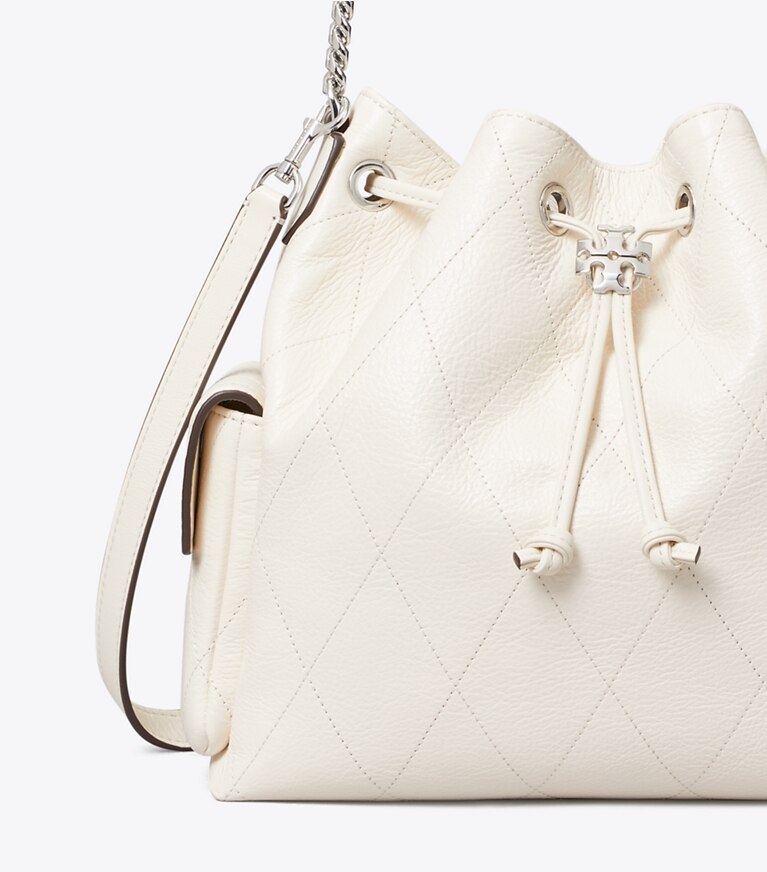 Tory Burch diseñador bolsos de hombro Bolso de hombro Charlie acolchado con cordón ajustable en Light Cream detalle