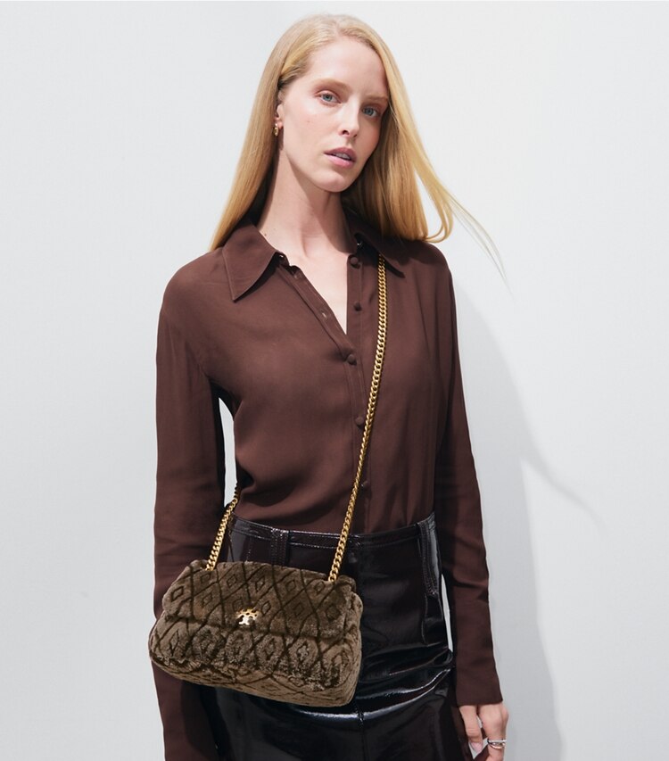 Tory Burch diseñador bolsos de hombro Bolso de hombro Charlie pequeño de borreguillo en Cocoa accesorio en el modelo