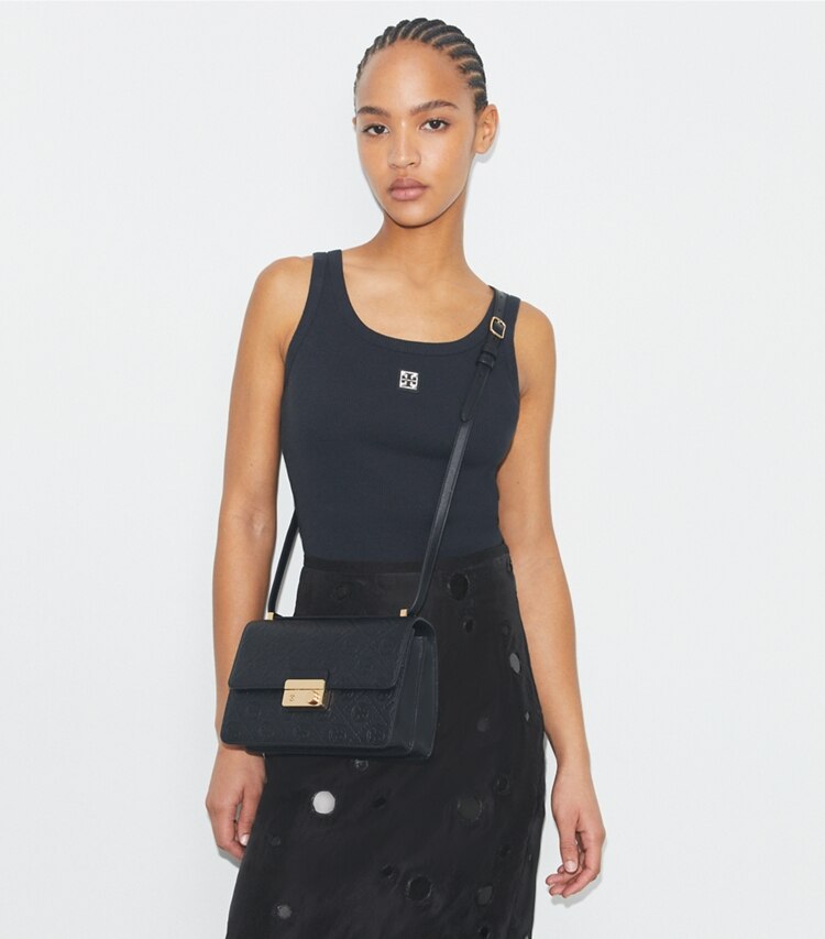 Tory Burch diseñador bolsos de hombro Bolso de hombro con monograma de T de piel granulada en Black adicional en el modelo