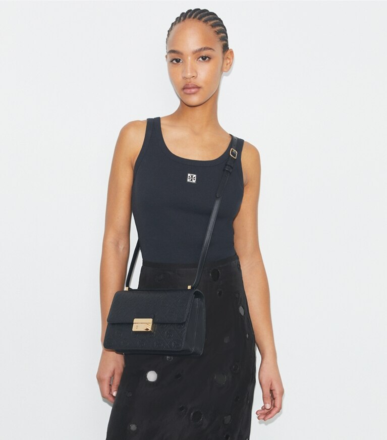 Tory Burch diseñador bolsos de hombro Bolso de hombro con monograma de T de piel granulada en Black adicional en el modelo