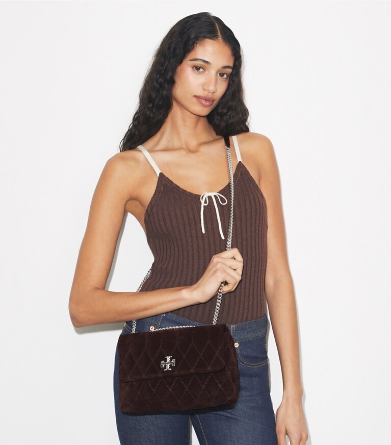 Tory Burch diseñador bolsos de hombro Bolso de hombro de gamuza acolchado pequeño Kira en Licorice accesorio en modelo