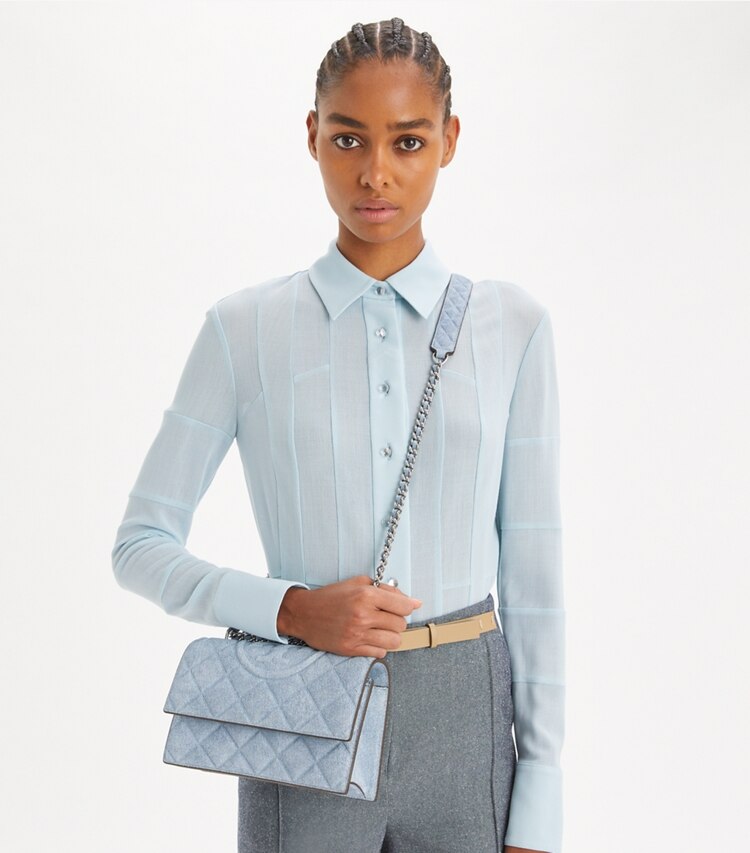 Tory Burch diseñador bolsos de hombro Bolso de hombro de gamuza pequeño con estampado de denim Fleming en Medium Wash Denim adicional en modelo