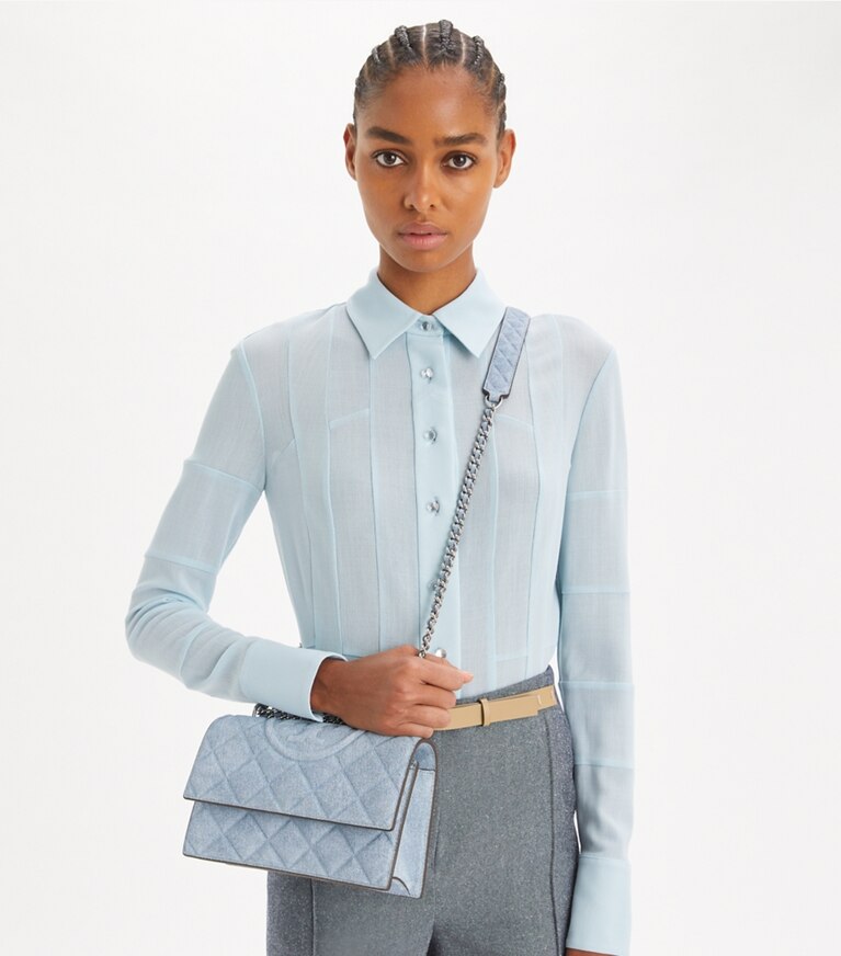 Tory Burch diseñador bolsos de hombro Bolso de hombro de gamuza pequeño con estampado de denim Fleming en Medium Wash Denim adicional en modelo
