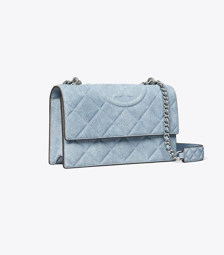 Tory Burch diseñador bolsos de hombro Bolso de hombro de gamuza pequeño con estampado de denim Fleming en Medium Wash Denim ángulo