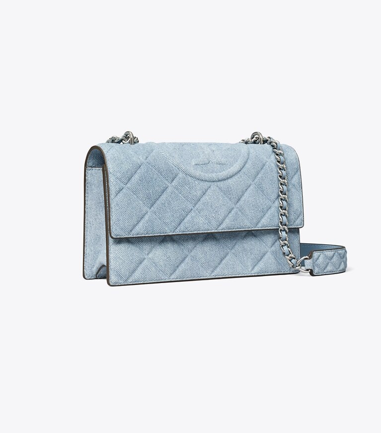Tory Burch diseñador bolsos de hombro Bolso de hombro de gamuza pequeño con estampado de denim Fleming en Medium Wash Denim ángulo