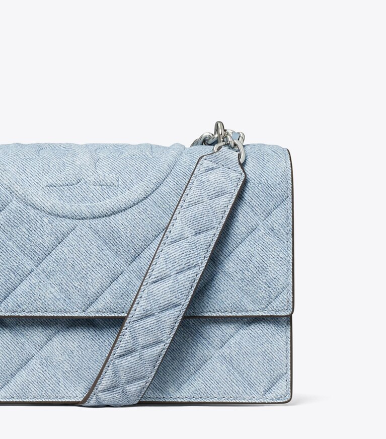 Tory Burch diseñador bolsos de hombro Bolso de hombro de gamuza pequeño con estampado de denim Fleming en Medium Wash Denim detalle
